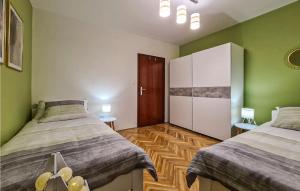 Ein Bett oder Betten in einem Zimmer der Unterkunft Awesome Home In Zrnovnica With Kitchen