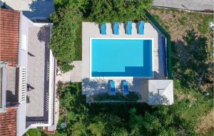 Der Swimmingpool an oder in der Nähe von Awesome Home In Zrnovnica With Kitchen