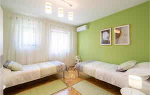 Ein Bett oder Betten in einem Zimmer der Unterkunft Awesome Home In Zrnovnica With Kitchen