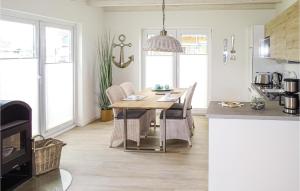 Una cocina con una mesa y sillas en una habitación. en Beautiful Home In Büsum With Kitchen, en Büsum