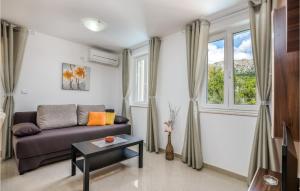 Posedenie v ubytovaní Cozy Apartment In Baska With Wifi