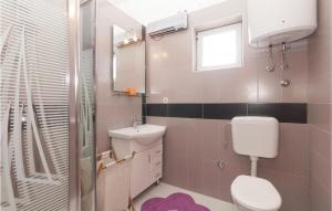 Koupelna v ubytování 1 Bedroom Amazing Apartment In Pag