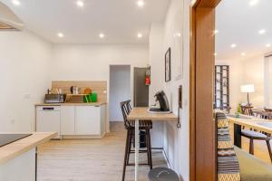 Kuchyň nebo kuchyňský kout v ubytování Townhaus-Rhens 8 Schlafzimmer, Sauna, Weinkeller, Fotostudio, Hunde willkommen + 66 fotografií