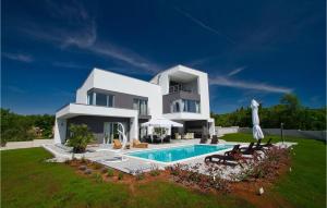 een groot wit huis met een zwembad bij Villa Windrose in Pula