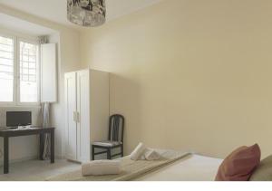 A bed or beds in a room at Al Colosseo 8