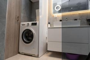 a washer and dryer in a small room at Serenity apartment in Thessaloniki