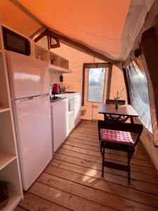Kuchyň nebo kuchyňský kout v ubytování Simple Camp carpa Árboles