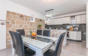 Köök või kööginurk majutusasutuses 6 Bedroom Lovely Home In Ceranje Gornje +32 fotot