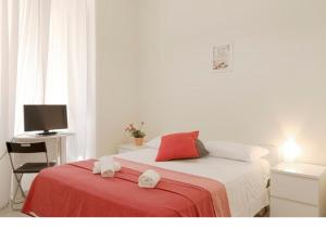 A bed or beds in a room at Al Colosseo 8