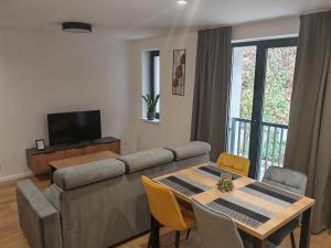 Μια τηλεόραση ή/και κέντρο ψυχαγωγίας στο Nové apartmány Jánošík v srdci Terchovej