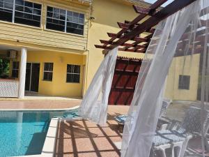 Kolam renang di atau dekat dengan Royal Escape - 2