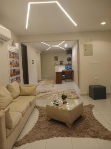 Imagem da galeria de New pyramids way em Cairo