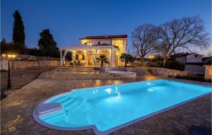 Piscina de la sau aproape de Villa Laria
