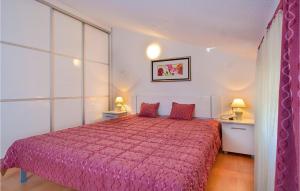 Posteľ alebo postele v izbe v ubytovaní Six-Bedroom Holiday Home In Perci