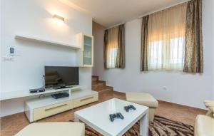 Televízia a/alebo spoločenská miestnosť v ubytovaní Six-Bedroom Holiday Home In Perci