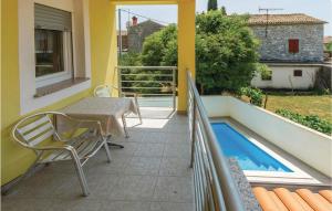 Bazén v ubytovaní Six-Bedroom Holiday Home In Perci alebo v jeho blízkosti