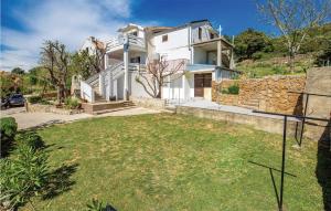 een groot wit huis met een tuin bij Amazing Apartment In Stara Novalja in Stara Novalja