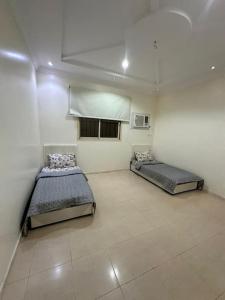 a room with two beds in it with at شقق وغرف خاصة الشفاء in Hail