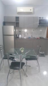 a glass table and chairs in a kitchen at Centrico y comodo monoambiente in Santa Cruz de la Sierra