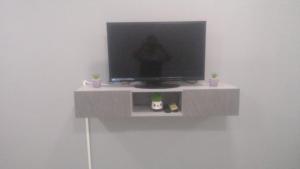 a television sitting on a shelf in a room at Centrico y comodo monoambiente in Santa Cruz de la Sierra