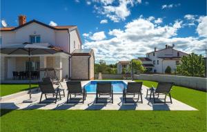 Bazén v ubytování Villa Zirdum nebo v jeho okolí