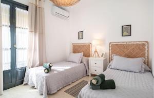 Un dormitorio con dos camas con ositos de peluche encima. en Amazing Apartment In Carmona With Wifi, en Carmona