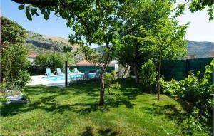 Der Swimmingpool an oder in der Nähe von Awesome Home In Zrnovnica With Kitchen