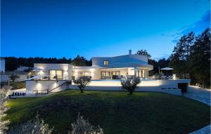 une grande maison blanche avec une grande cour dans l'établissement Villa Viktor Tireli, à Kršan