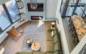 une vue aérienne d'un salon avec un canapé et une table dans l'établissement Villa Viktor Tireli, à Kršan