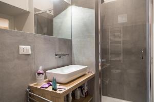 un bagno con lavandino e doccia di l'angolo di Frima a Matera Altre 37 foto
