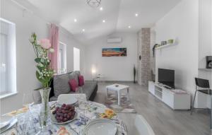 TV a/nebo společenská místnost v ubytování 2 Bedroom Cozy Home In Bakarac