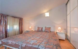 Posteľ alebo postele v izbe v ubytovaní Six-Bedroom Holiday Home In Perci