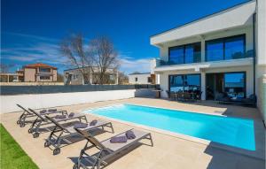 une villa avec piscine et une maison dans l'établissement Villa Elena Rovinj, à Rovinj