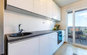Kuchyňa alebo kuchynka v ubytovaní 2 Bedroom Stunning Apartment In Solin