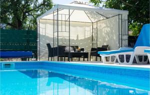 Der Swimmingpool an oder in der Nähe von Awesome Home In Zrnovnica With Kitchen