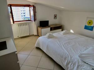 Ένα ή περισσότερα κρεβάτια σε δωμάτιο στο Calatrava Bridge