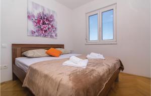 Posteľ alebo postele v izbe v ubytovaní One-Bedroom Apartment In Okrug Gornji + 10 fotografií