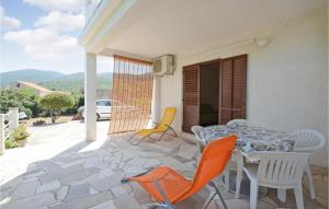 Il dispose d'une terrasse avec une table et des chaises. dans l'établissement Nice Apartment In Racisce With Wifi, à Račišće