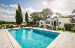 basen z krzesłami i domkiem w obiekcie Gorgeous Home In Rovinj w Rovinj +26 zdjęć