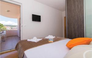 Posteľ alebo postele v izbe v ubytovaní One-Bedroom Apartment In Okrug Gornji