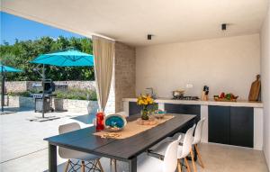 una cucina e una sala da pranzo con tavolo e sedie di Villa Saint Silentio a Marčana