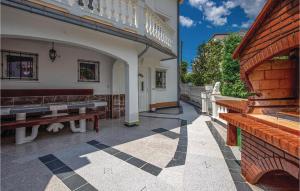 ein Gebäude mit seitlich liegenden Bänken in der Unterkunft Awesome Apartment In Crikvenica in Crikvenica