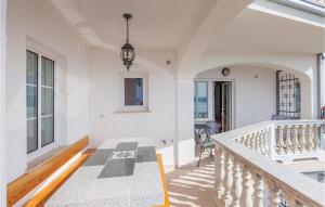 Ein Sitzbereich in der Unterkunft Awesome Apartment In Crikvenica