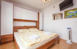 ein Schlafzimmer mit einem Bett mit zwei Handtüchern darauf in der Unterkunft Awesome Apartment In Crikvenica in Crikvenica