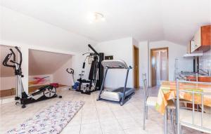 Posilňovňa alebo fitness centrum v ubytovaní Beautiful Home In Novi Vinodolski