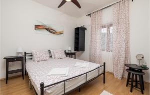 Un pat sau paturi într-o cameră la Pet Friendly Home In Sveti Juraj