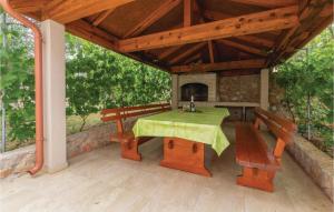 Patio alebo iná vonkajšia časť ubytovania Holiday Home Ivusini Xiv V