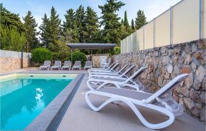 Bazén v ubytovaní Holiday Home Ivusini Xiv V alebo v jeho blízkosti
