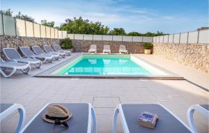 Bazén v ubytovaní Holiday Home Ivusini Xiv V alebo v jeho blízkosti