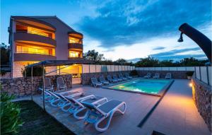 Bazén v ubytovaní Holiday Home Ivusini Xiv V alebo v jeho blízkosti